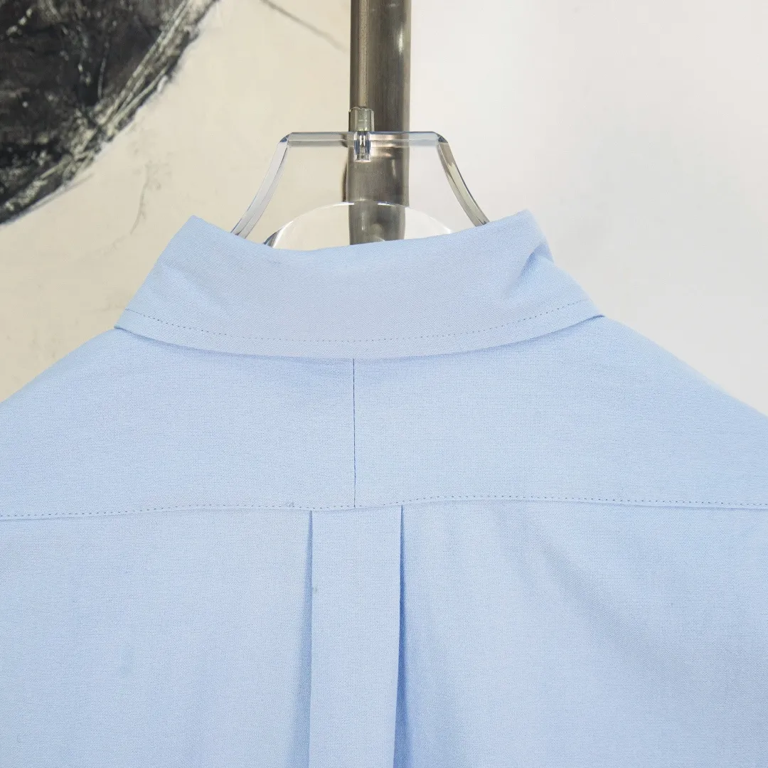 P270 zp version [Exclusive supply] Ralph Lauren/Ralph Lauren's classic evergreen single product 100 cotton Oxford spun old money style casual long-sleeved shirt. 100% restored workmanship. The entire garment is embedded with seams and clean edges. The upper back seams are reorganized for a better fit. ✅ 100 cotton Oxford spun on the face. Pre-wash treatment. The texture is tight and soft. ✅ Custom dyed original pearlescent white bottom buttons. Size partitions. ✅ Special shaped chiffon foil is included in the collar door tube. It is not easy to deform and pull. ✅ RL classic version of the Oxford shirt. The thick and crisp feeling brought by the Oxford cloth. It can be worn alone or as an outer layer. It can be worn in all seasons. It is a must-have item for the wardrobe. Get it with your eyes closed. Color: black, white, pink, blue, carbon gray, khaki, navy blue and red label, dark blue and white label (8 colors) Size: S M L XL Number: WW10972